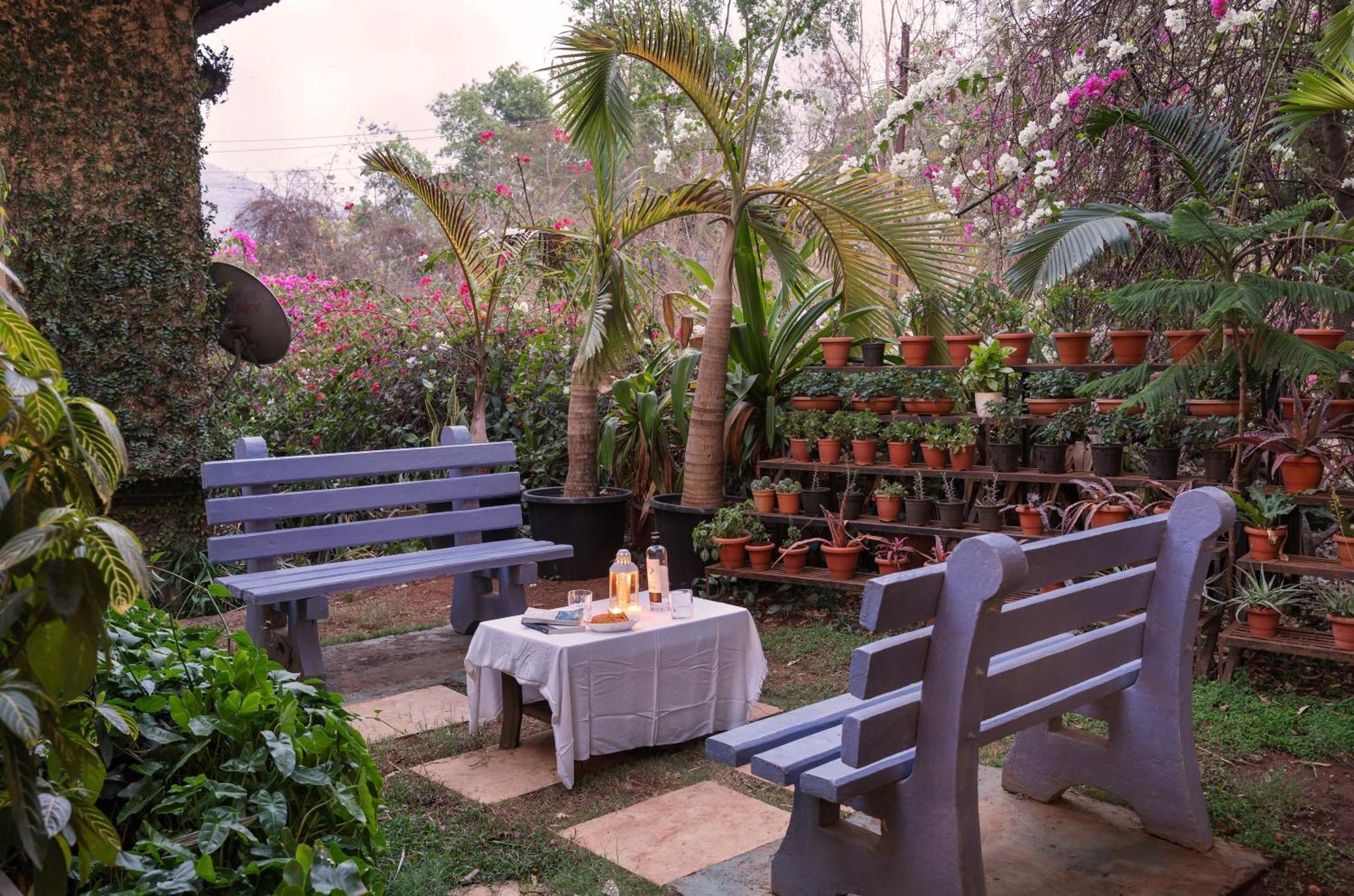 Stay Leisurely Peace Lily Cottage Jacuzzi 2Bhk, Karjat Exteriér fotografie